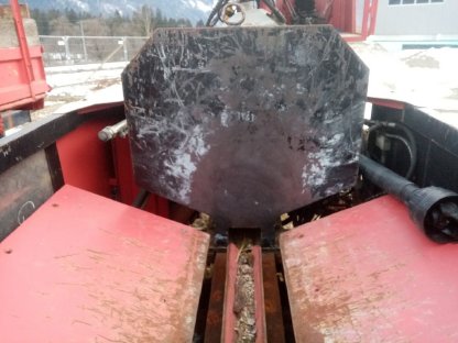 Bild 2:Holzspalter mit Kran (Palms)