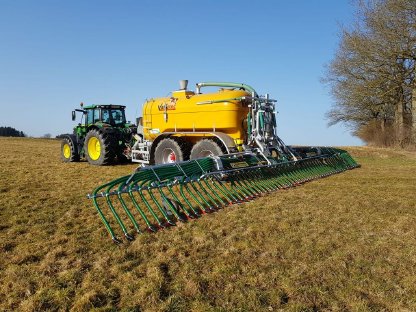 Bild 2:Güllefass mit Schleppschuhverteiler und Bergmann Miststreuer