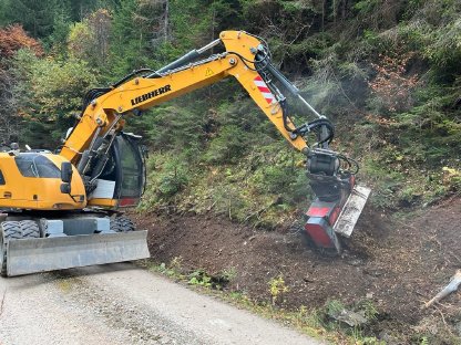 Bild 2:Böschungspflege und Böschungssanierungen