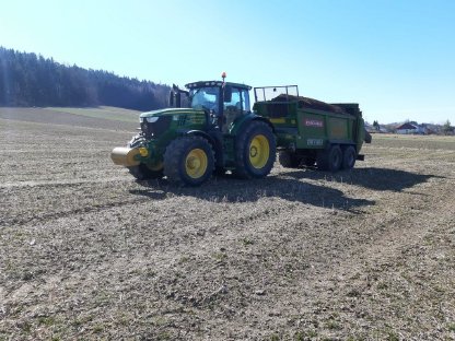 Bild 5:Güllefass mit Schleppschuhverteiler und Bergmann Miststreuer