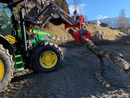 Bild 3:Kommunaldienstleistungen, Böschungsmulchen, Baum- Ast- & Hec
