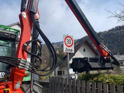 Bild 6:Kommunaldienstleistungen, Böschungsmulchen, Baum- Ast- & Hec