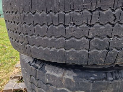 Bild 3:Reifen und Felgen 365/85 R20