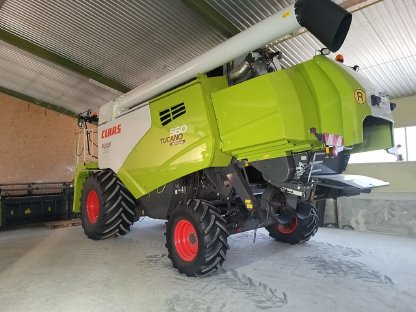 Claas Tucano 560 Montana mit klappbarem Cressoni Sojaflex 660