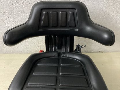 Bild 6:Neuer Traktorsitz mit Armlehnen und Gurt