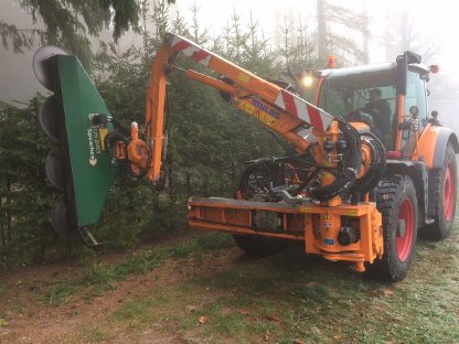 Bild 2:Forststraßen freischneiden, Stockfräsen