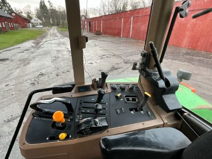 Bild 9:Traktor John Deere 7710