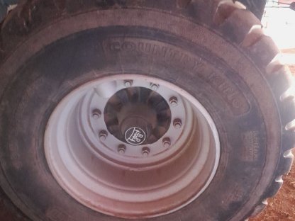 Bild 3:Reifen 600/50 R 22,5 mit Felgen