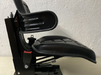 Bild 3:Neuer Traktorsitz mit Armlehnen und Gurt