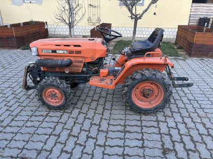 Kubota B6200 mit Heckmähwerk und (Schnee-)Schild