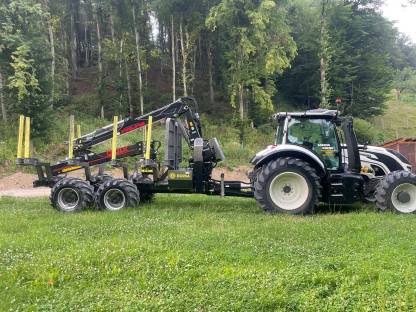 Valtra Forsttraktor mit Palms Rückewagen T145 2 A1