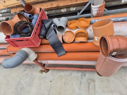 Bild 3:PVC Rohre und Bögen Kanal