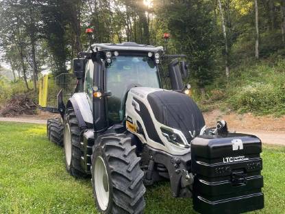 Bild 3:Valtra Forsttraktor mit Palms Rückewagen T145 2 A1