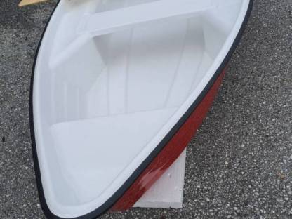 Bild 3:Unbenutztes Polyester-Kleinboot