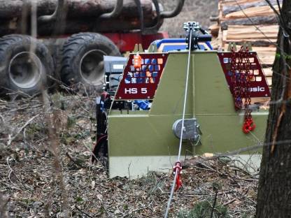 Bild 2:Forstmulchen, Holzbringung, seilwindenunterstützte Fällung