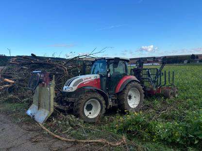 Vermiete Rückewagen 9 t, Traktor 90 PS und Seilwinde mit Funk