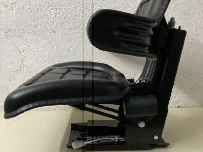 Bild 5:Neuer Traktorsitz mit Armlehnen und Gurt