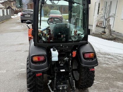 Bild 4:Solis 26 HST mit Kabine und Fronthydraulik