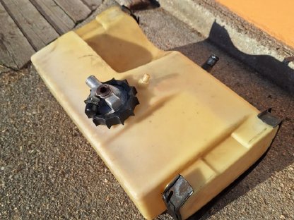 Bild 4:Hydrauliköltank MB Trac 1100/1300/1500