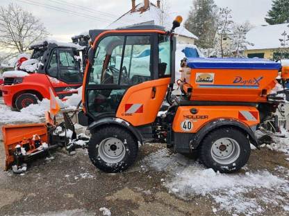 Kommunalmaschine Holder C250 mit umfangreicher Ausstattung