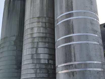 Bild 2:3 Hochsilos inkl. Silofräse und Siloverteiler