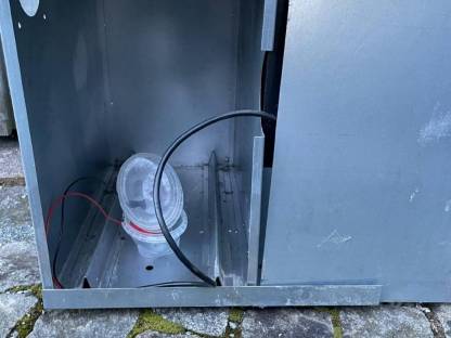 Bild 2:Mobiles Weidezaungerät, Metalltragekasten