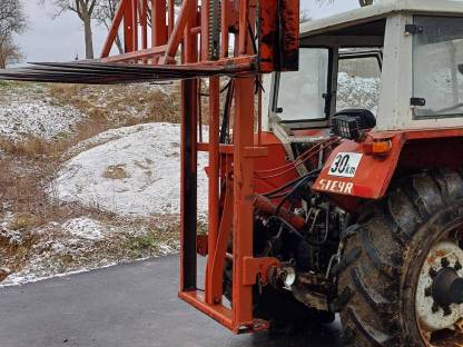 Bild 2:Siloblockschneider Kuhn 1201 E mit Hubgerüst