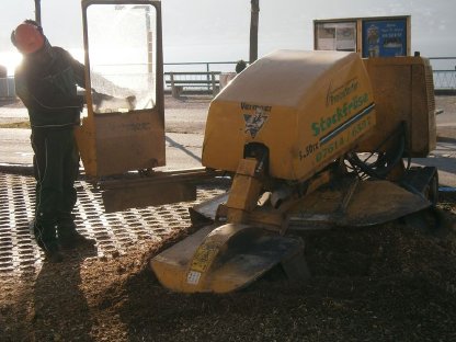 Bild 3:Forststraßen freischneiden, Stockfräsen