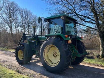 Bild 2:Traktor John Deere 3650 mit Frontlader und 2 Werkzeugen