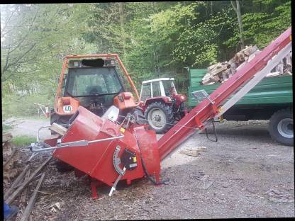 Bild 2:Brennholz schneiden