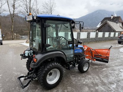 Bild 3:Solis 26 HST mit Kabine und Fronthydraulik