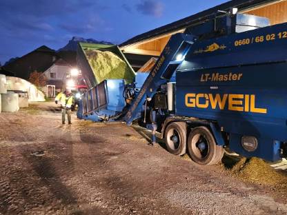 Bild 2:Maisballen, CCM, Gras, Rübenschnitzel pressen