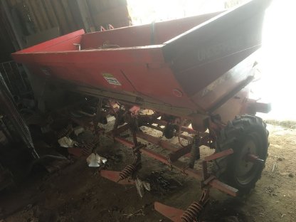 Bild 2:Underhaug 4-reihige Kartoffellegemaschine