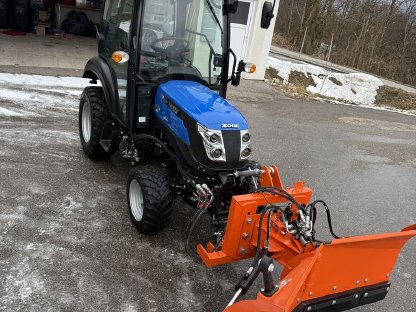 Bild 6:Solis 26 HST mit Kabine und Fronthydraulik