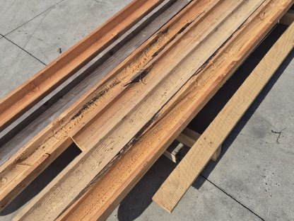 Bild 3:Holzdachrinnen, diverse Größen und Längen