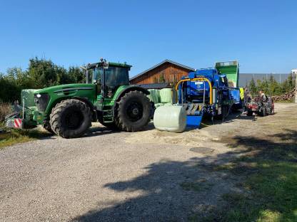 Bild 3:Maisballen, CCM, Gras, Rübenschnitzel pressen