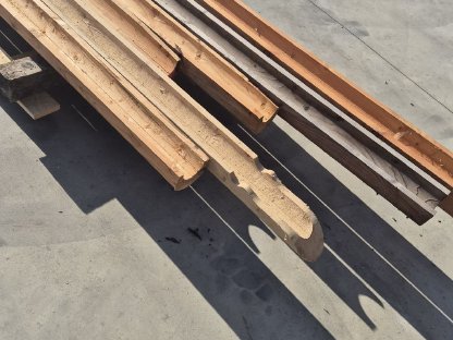 Bild 6:Holzdachrinnen, diverse Größen und Längen