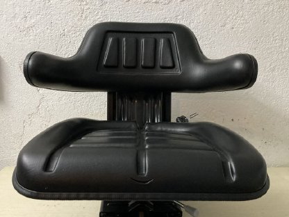Bild 4:Neuer Traktorsitz mit Armlehnen und Gurt
