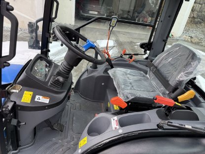 Bild 7:Solis 26 HST mit Kabine und Fronthydraulik