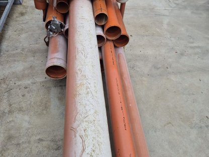 Bild 2:PVC Rohre und Bögen Kanal