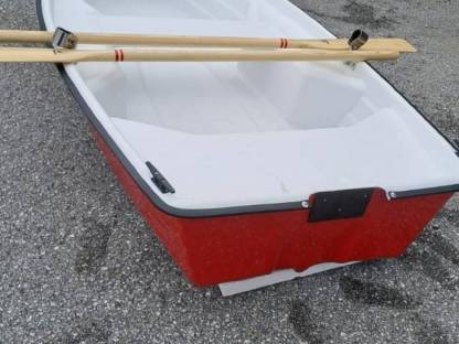 Bild 4:Unbenutztes Polyester-Kleinboot