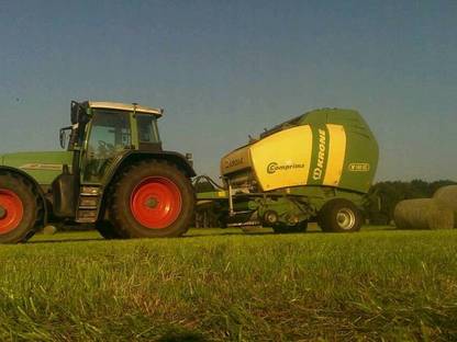 Bild 2:Rundballen pressen, wickeln, schwaden