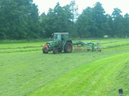 Bild 3:Rundballen pressen, wickeln, schwaden