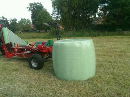 Bild 4:Rundballen pressen, wickeln, schwaden