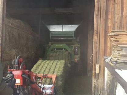 Bild 3:Wir pressen Ihr Heu aus dem Stock