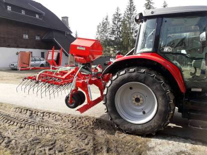 Bild 2:Grünlandnachsaat