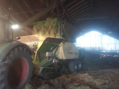 Bild 2:Wir pressen Ihr Heu aus dem Stock