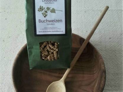 Bild 4:Buchweizen geschält, Buchweizemehl und Buchweizen Spiralen