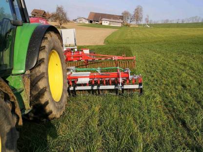 Bild 2:Grünlandpflege und Neuansaaten