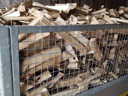 Bild 4:Lohnspalten / Brennholzaufbereitung mit Sägespaltautomat Tajfun RCA 480